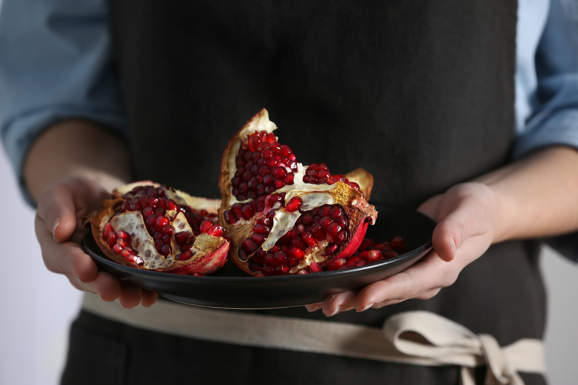 Chef bereitet regionales Gericht im Atelier